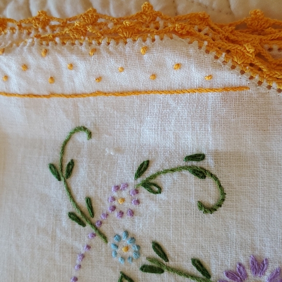 Matching embroidered table linen set - Picture 11 of 11